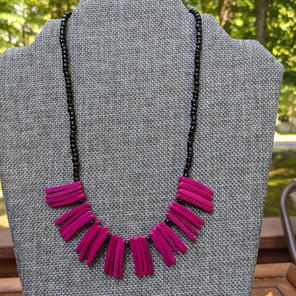 Women's beaded necklace